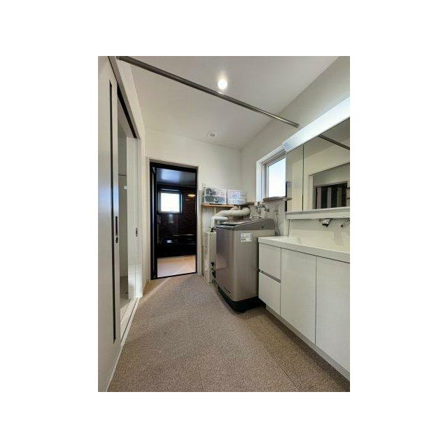 三面鏡つきの広々とした脱衣所。