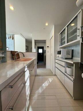 収納をたっぷり置けるスペースもあります。