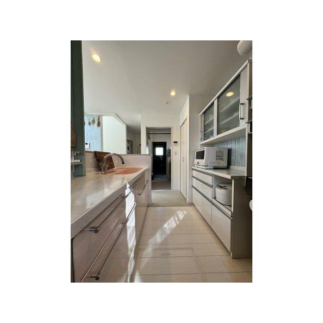 収納をたっぷり置けるスペースもあります。