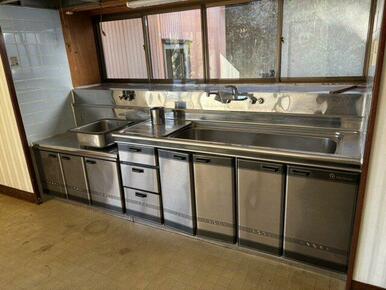 窓付きで換気しやすい、明るいキッチンスペース