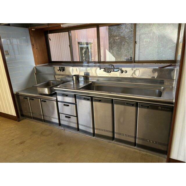 窓付きで換気しやすい、明るいキッチンスペース