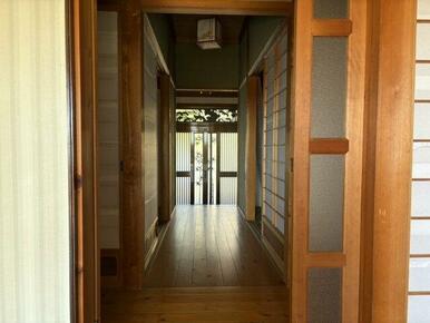 風情を感じる、奥行きのある玄関アプローチ