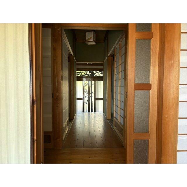 風情を感じる、奥行きのある玄関アプローチ