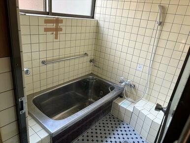 手すり付きで、幅広い年代に配慮した浴室