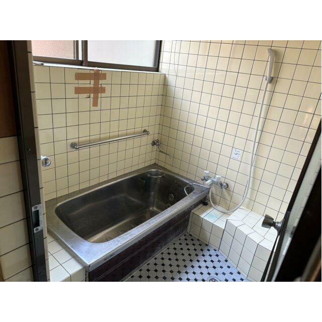 手すり付きで、幅広い年代に配慮した浴室