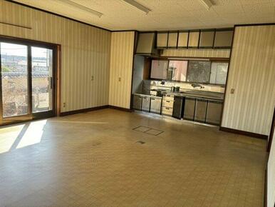 採光の取れるDKで、明るく開放的な空間