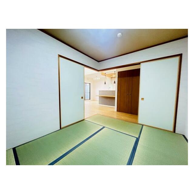 「和室」仕切りをあけるとLDKの様子がよく見えます。