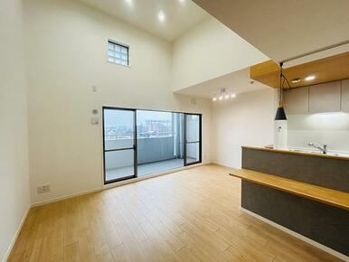 「LDK」15.2帖LDKは天井が高く開放感あふれる空間です。