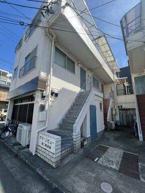 自転車は物件の階段下スペースに置いていただけます♪