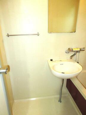 鏡付きの洗面台です