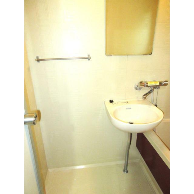 鏡付きの洗面台です