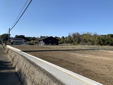 県道６４３号線（県道日出真那井杵築線）歩道からの眺め（該当の土地は写真奥側）