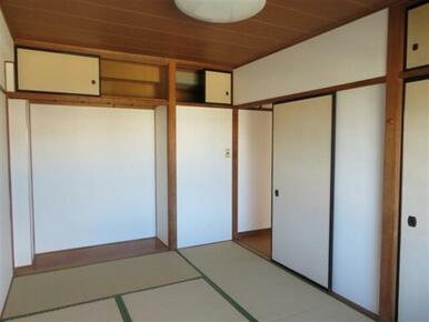 落ち着いた雰囲気の和室。窓からは富士山が見えます。