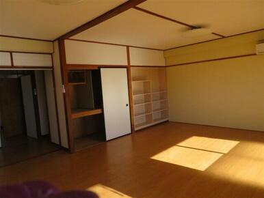 飾り棚がポイント！趣味のものが素敵に飾れますね。