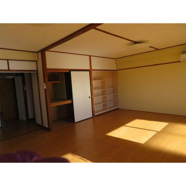 飾り棚がポイント！趣味のものが素敵に飾れますね。