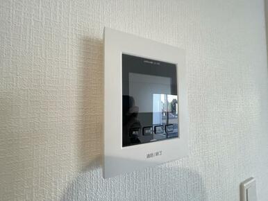 訪問者がひと目でわかるモニター付きインターホンを標準装備。お子さまのお留守番にも安心です！