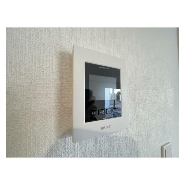 訪問者がひと目でわかるモニター付きインターホンを標準装備。お子さまのお留守番にも安心です！