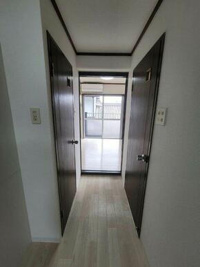 向こうのお部屋までまっすぐで風通しがよさそうですね。