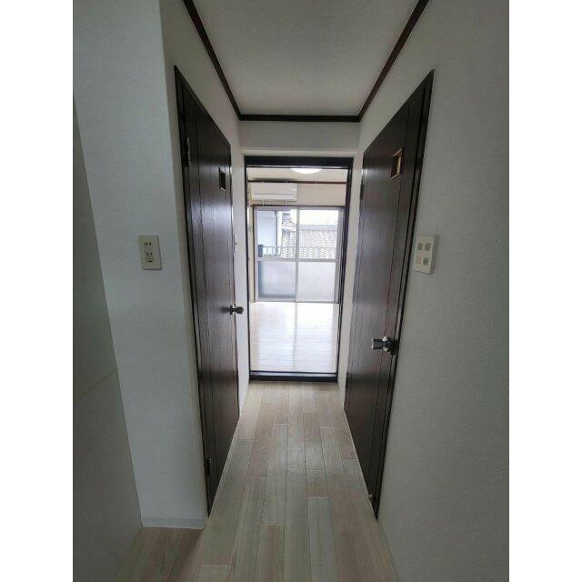 向こうのお部屋までまっすぐで風通しがよさそうですね。