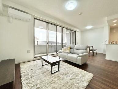 【LDK】ニトリ家具付。床色に合わせた配色の家具を設置しております。