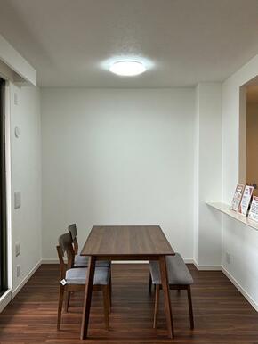 【ダイニング】ニトリ家具付。床色に合わせたシックな色味で統一感があります。