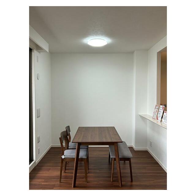 【ダイニング】ニトリ家具付。床色に合わせたシックな色味で統一感があります。