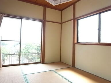 和室６帖２面採光につ陽当り良好！