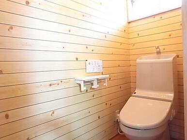 トイレは、ウッド調のお洒落な壁です！