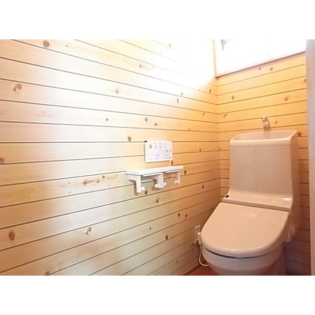 トイレは、ウッド調のお洒落な壁です！