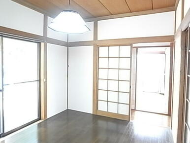 和室４．５帖２面採光につき陽当り良好