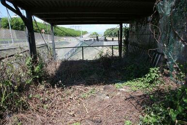 ガレージ横の階段です