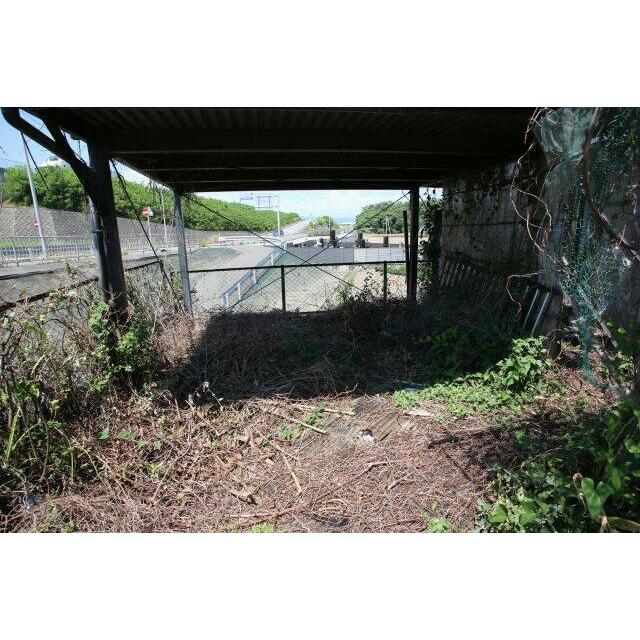 ガレージ横の階段です