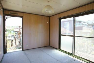 ガレージ上部分にある洋室です