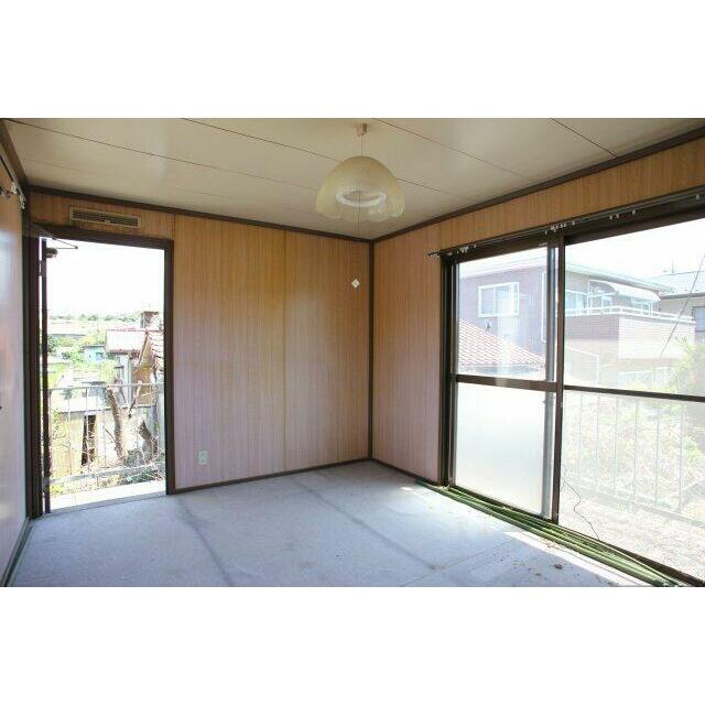 ガレージ上部分にある洋室です