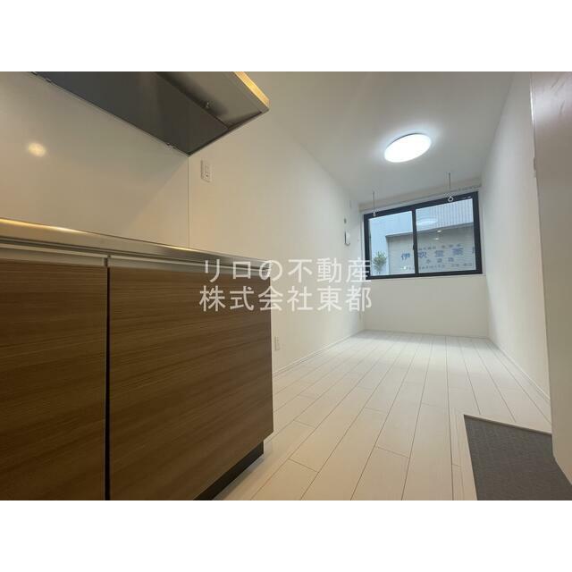 ダイニングテーブルを置いたり自由にレイアウトできます☆
