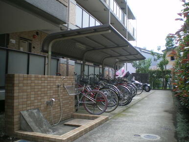 自転車置き場は無料です（管理会社が貸与するシールを張っていただきます）