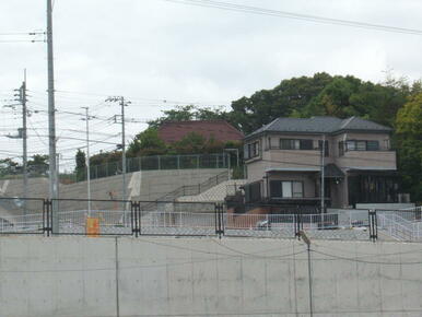 駅側から物件を撮影（赤い屋根の家が対象地です）