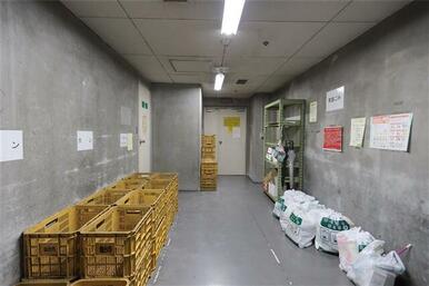 地下に専用ゴミ置き場があるので、雨でも濡れずにゴミ出しができます。