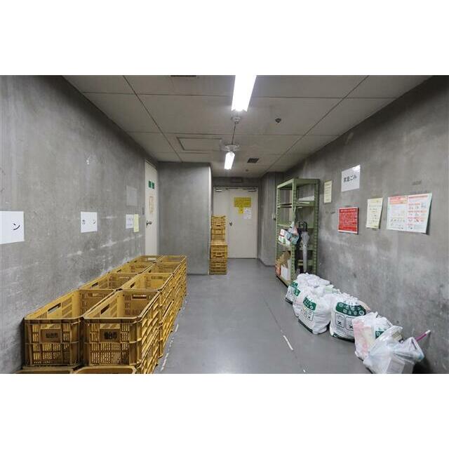 地下に専用ゴミ置き場があるので、雨でも濡れずにゴミ出しができます。