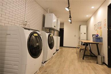 １階にランドリールームがあり、入居者は無料で使用できます。（女性専用区画もあります。