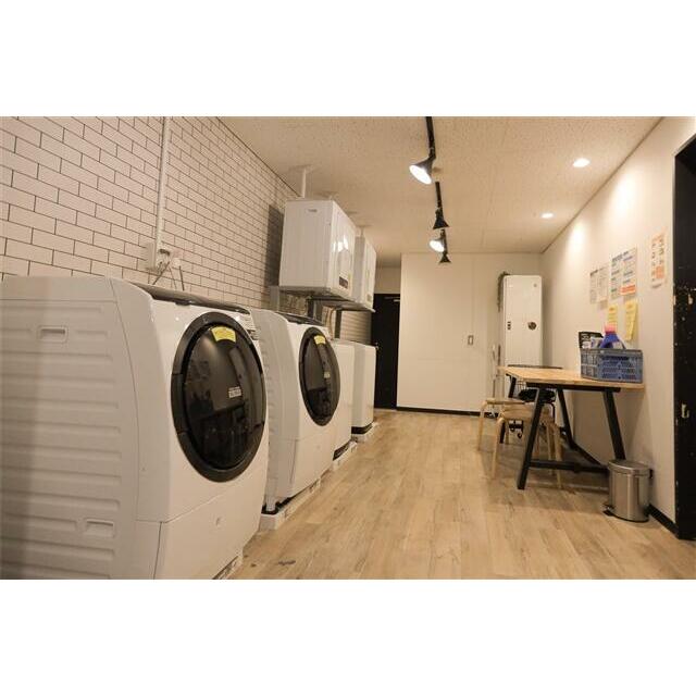 １階にランドリールームがあり、入居者は無料で使用できます。（女性専用区画もあります。