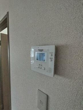 来訪者を確認できるモニターホンです♪