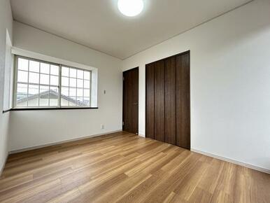 2階洋室「約6帖の洋室です。出窓付きでかわいらしい雰囲気のお部屋です。」