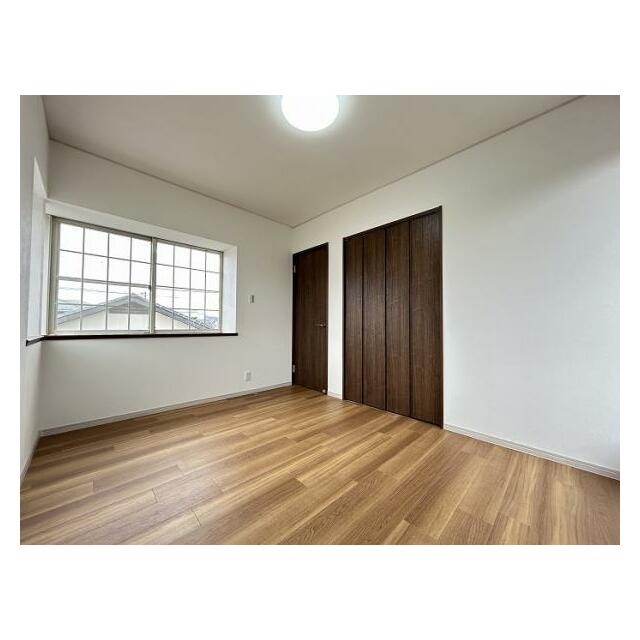 2階洋室「約6帖の洋室です。出窓付きでかわいらしい雰囲気のお部屋です。」