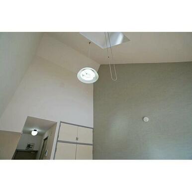天井高く開放感のあるお部屋