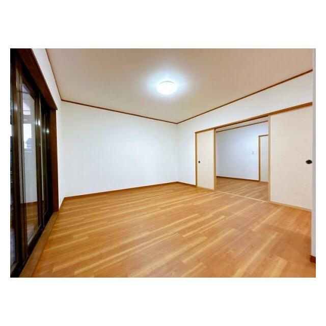 「LDK」別角度の写真です。洋室とつながっています。