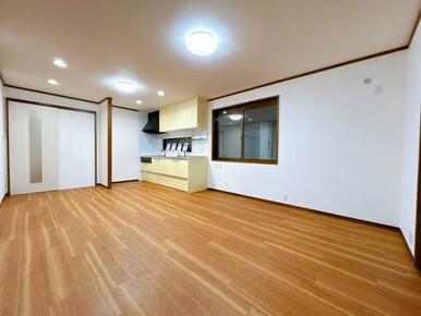 「LDK」別角度の写真です。キッチンがございます。