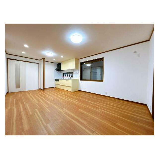 「LDK」別角度の写真です。キッチンがございます。