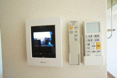 突然の来訪者も事前に確認でき安心なＴＶモニター付きドアホン。