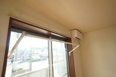 洗濯物の部屋干しに便利な室内物干し。不要時にはスッキリと格納できます。